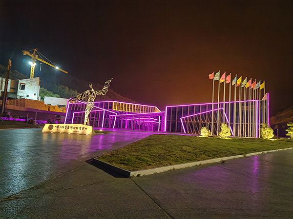 城市亮化是现代城市建设的重要组成部分,它不仅可以美化城市的夜景,还能提升城市的整体形象。随着科技的不断进步,城市亮化也得到了更多的关注和创新。本文将介绍一些关于城市亮化的创意和技术,帮助读者了解城市亮化的重要性以及如何进行久治城市亮化的规划和实施。 城市亮化是现代城市建设的重要组成部分,它不仅可以美化城市的夜景,还能提升城市的整体形象。随着科技的不断进步,城市亮化也得到了更多的关注和创新。本文将介绍一些关于城市亮化的创意和技术,帮助读者了解久治城市亮化的重要性以及如何进行久治城市亮化的规划和实施。